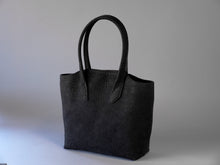 画像をギャラリービューアに読み込む, MK-02 GS　TOTE BAG［M］ 馬ヌメ極厚シュリンク BLACK