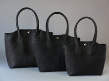 Load image into Gallery viewer, MK-03 GS　TOTE BAG［L］ 馬ヌメ極厚シュリンク BLACK