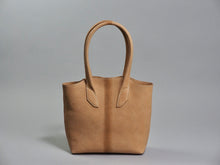 Load image into Gallery viewer, MK-01 GS　TOTE BAG［S］ 馬ヌメ極厚シュリンク TAN