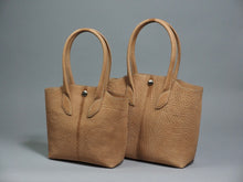 Load image into Gallery viewer, MK-01 GS　TOTE BAG［S］ 馬ヌメ極厚シュリンク TAN